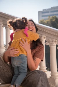 Madre abrazando a su hija durante mini sesión editorial de otoño