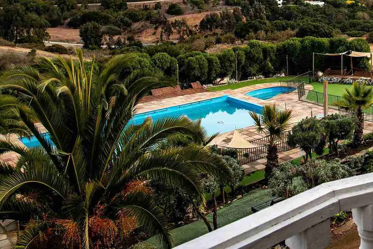 Piscina y áreas exteriores de aparthotel en Maitencillo
