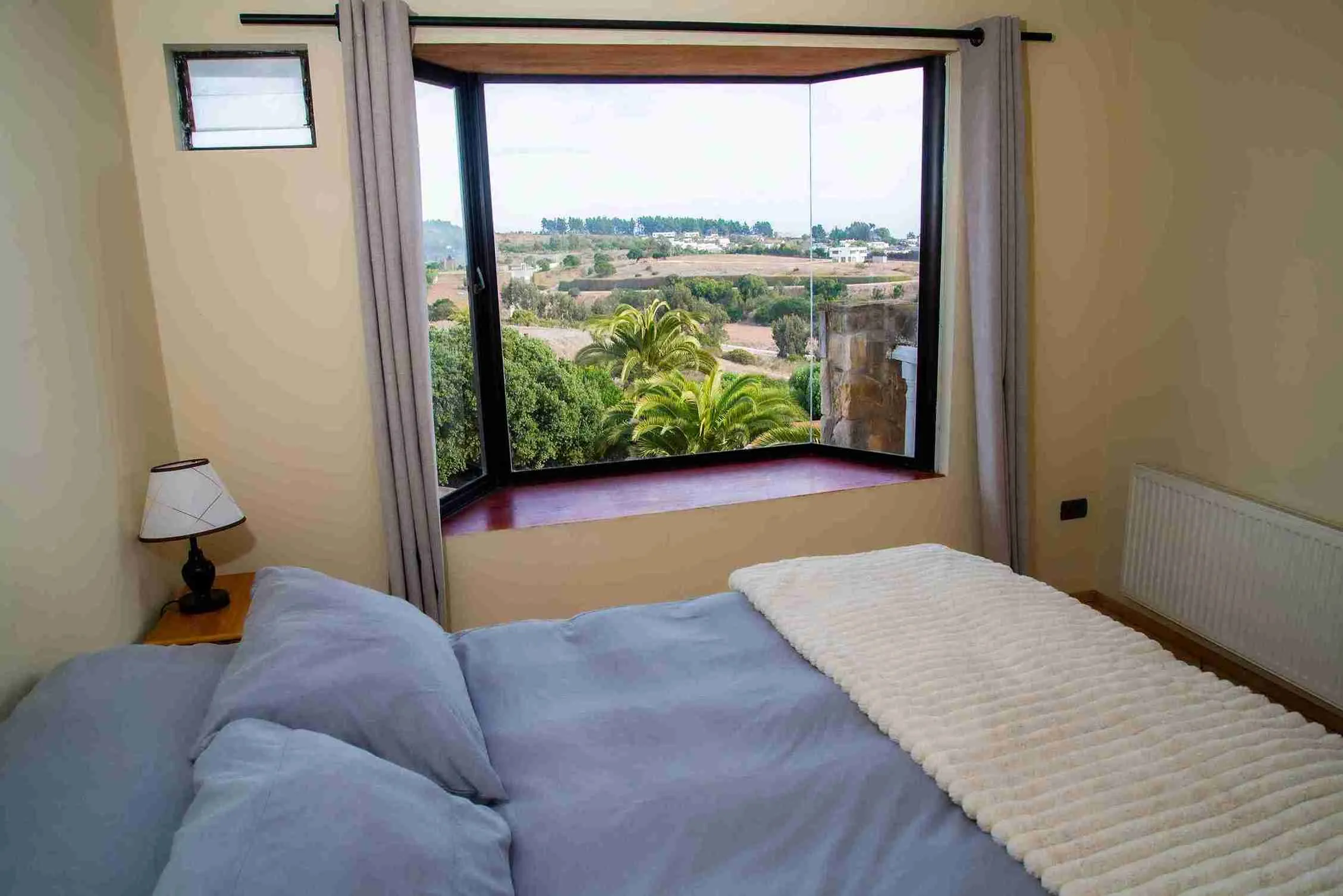 Dormitorio con vista en aparthotel de Maitencillo