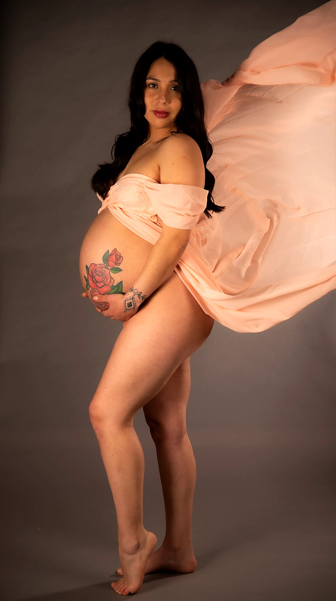 Fotografía artística prenatal con telas