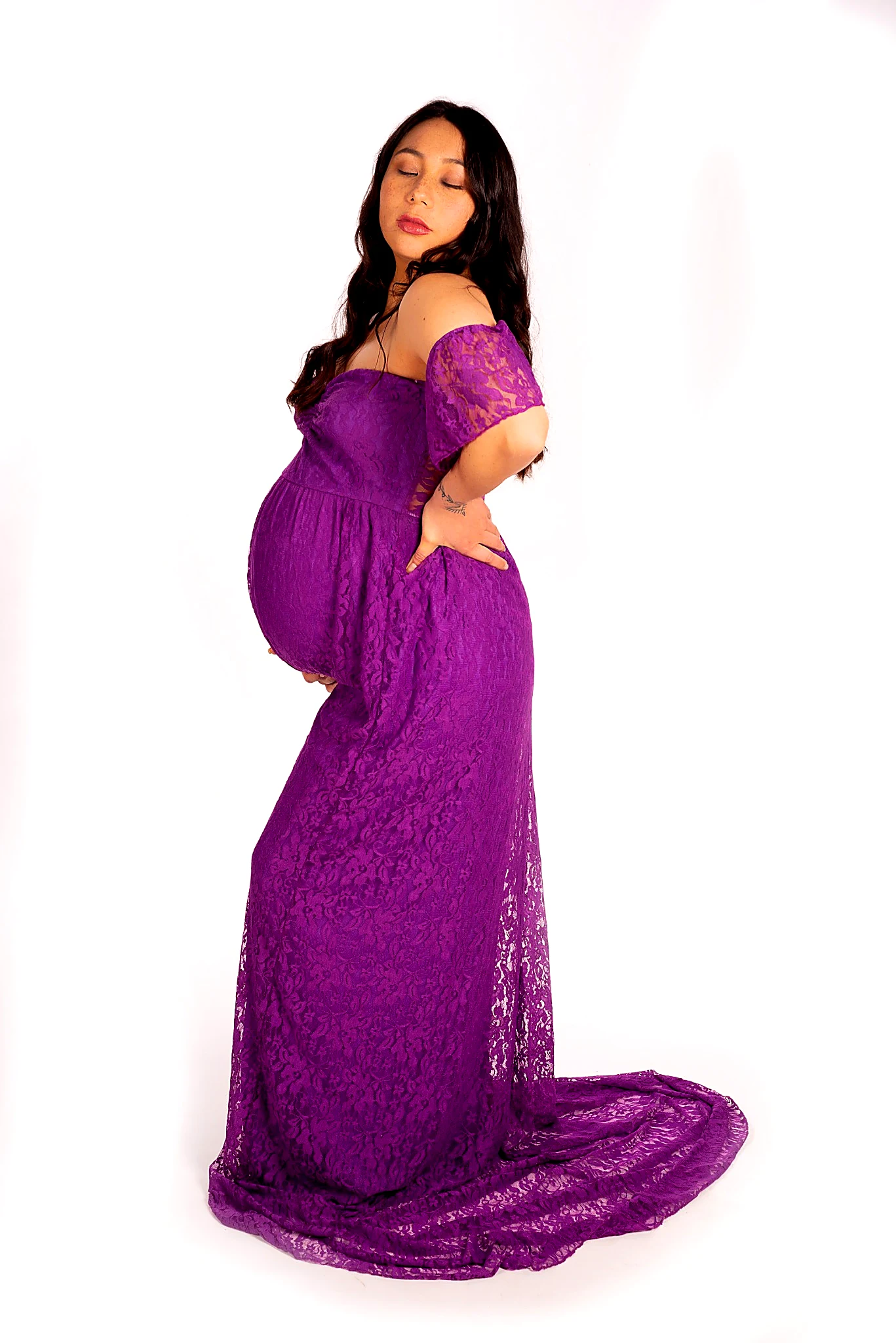 Ropa para sesión de fotos de embarazo: vestido largo morado
