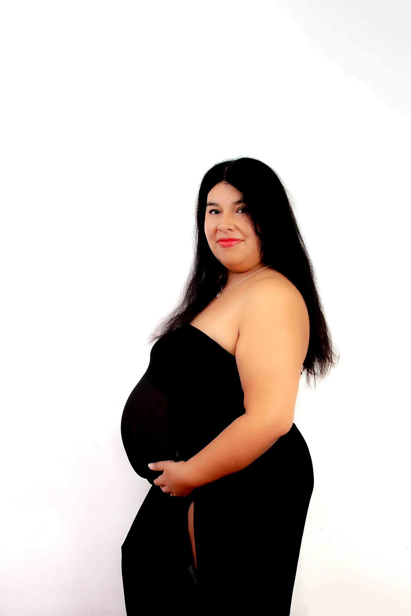 Ropa para sesión de fotos de embarazo: vestido negro en estudio